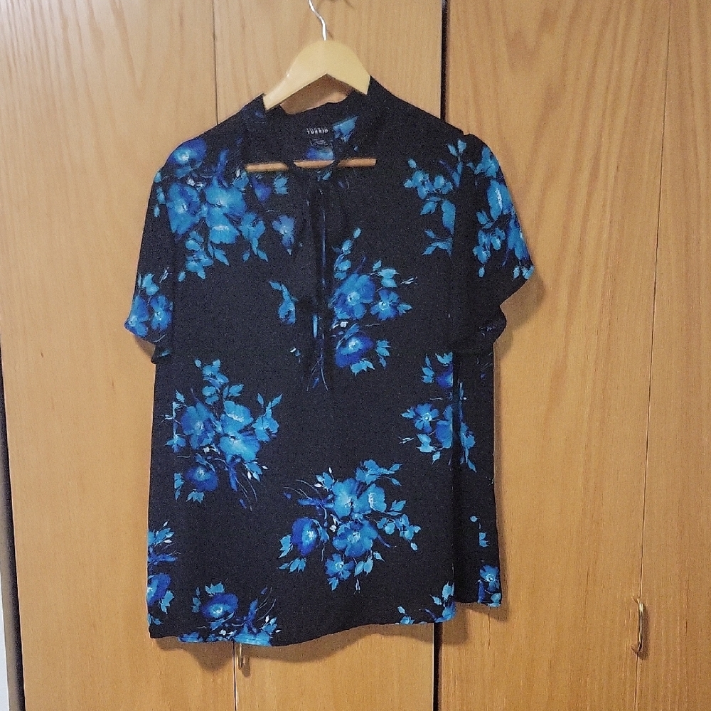 Torrid Black and Blue Short Sleeve Mandarin Collar Blouse